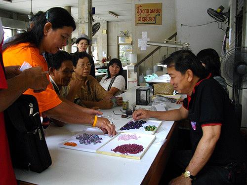 ตะลุยถนนอัญมณี ตลาดค้าพลอยเมืองจันทบุรี